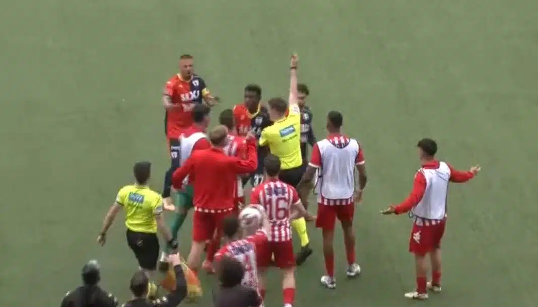 Clamoroso errore in Serie D: calciatore ammonito due volte non viene espulso